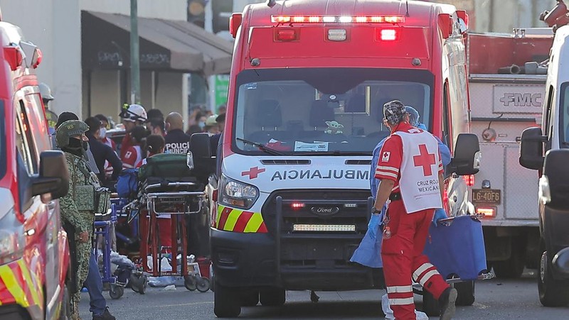 Fasad toko yang rusak akibat kebakaran yang menewaskan banyak orang, di Hermosillo, Meksiko, 1 November 2025. (REUTERS/Stringer)