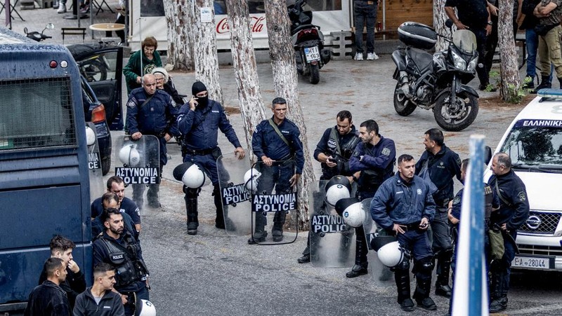 Seorang anggota unit polisi khusus beroperasi menyusul insiden di mana dua orang tewas dan sedikitnya 10 orang terluka dalam penembakan di sebuah desa, dalam apa yang digambarkan oleh seorang pejabat polisi senior sebagai dendam keluarga, di desa Vorizia, pulau Kreta, Yunani, 1 November 2025. (Stefanos Rapanis/Eurokinissi via REUTERS)