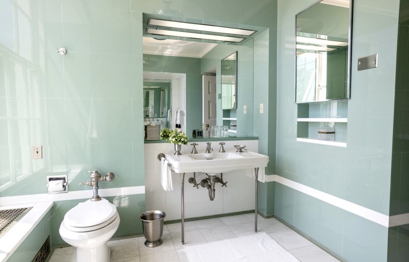 Kamar Mandi Lincoln yang telah direnovasi, yang digambarkan oleh Presiden AS Donald Trump memiliki 