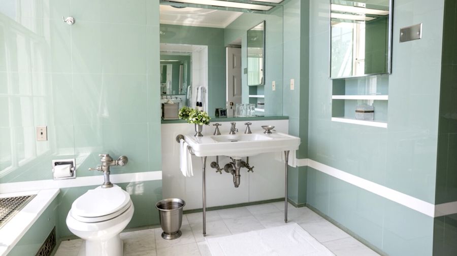 Kamar Mandi Lincoln yang telah direnovasi, yang digambarkan oleh Presiden AS Donald Trump memiliki 