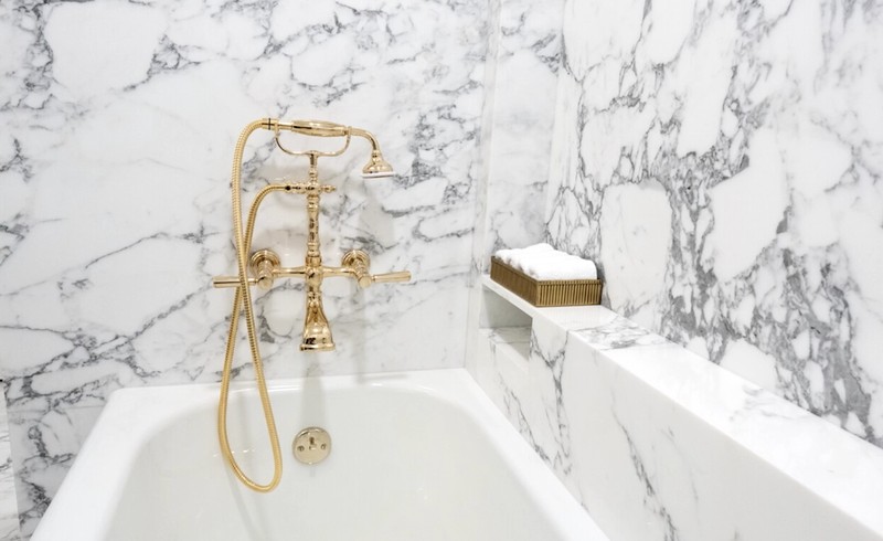 Kamar Mandi Lincoln yang telah direnovasi, yang digambarkan oleh Presiden AS Donald Trump memiliki 