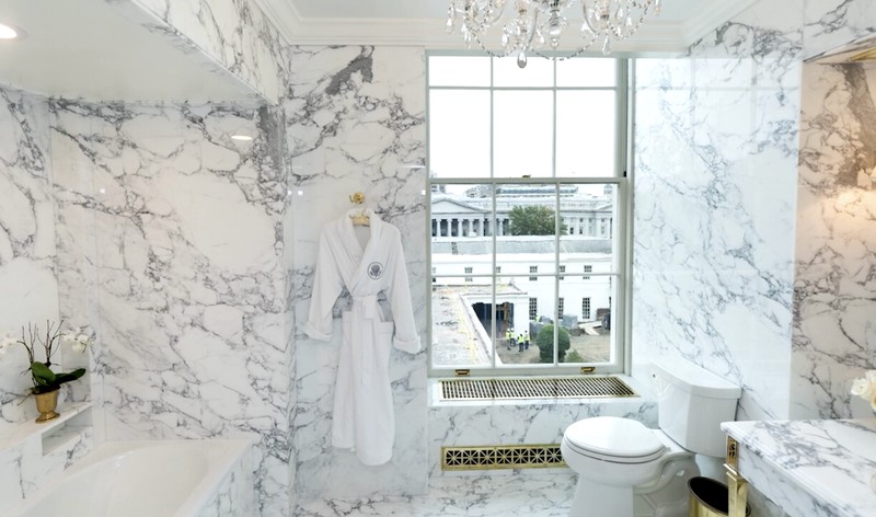 Kamar Mandi Lincoln yang telah direnovasi, yang digambarkan oleh Presiden AS Donald Trump memiliki 