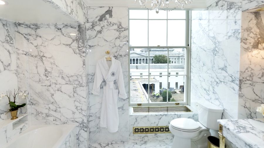 Kamar Mandi Lincoln yang telah direnovasi, yang digambarkan oleh Presiden AS Donald Trump memiliki 