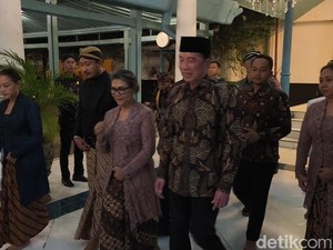 Jokowi dan Gibran Melayat ke Rumah Duka Raja Solo PB XIII