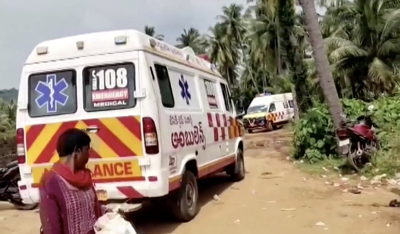 Sedikitnya sembilan orang tewas dan belasan lainnya luka-luka akibat keributan di sebuah kuil di negara bagian Andhra Pradesh, India selatan, pada Sabtu dini hari (1/11/2025). (Tangkapan Layar Video Reuters/ANI)