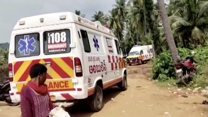 Sedikitnya sembilan orang tewas dan belasan lainnya luka-luka akibat keributan di sebuah kuil di negara bagian Andhra Pradesh, India selatan, pada Sabtu dini hari (1/11/2025). (Tangkapan Layar Video Reuters/ANI)