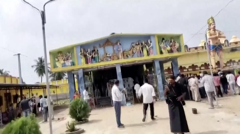 Sedikitnya sembilan orang tewas dan belasan lainnya luka-luka akibat keributan di sebuah kuil di negara bagian Andhra Pradesh, India selatan, pada Sabtu dini hari (1/11/2025). (Tangkapan Layar Video Reuters/ANI)