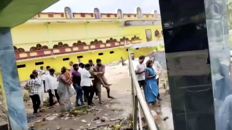 Sedikitnya sembilan orang tewas dan belasan lainnya luka-luka akibat keributan di sebuah kuil di negara bagian Andhra Pradesh, India selatan, pada Sabtu dini hari (1/11/2025). (Tangkapan Layar Video Reuters/ANI)