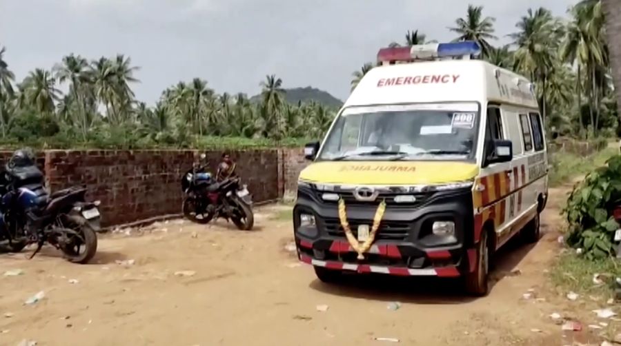 Sedikitnya sembilan orang tewas dan belasan lainnya luka-luka akibat keributan di sebuah kuil di negara bagian Andhra Pradesh, India selatan, pada Sabtu dini hari (1/11/2025). (Tangkapan Layar Video Reuters/ANI)