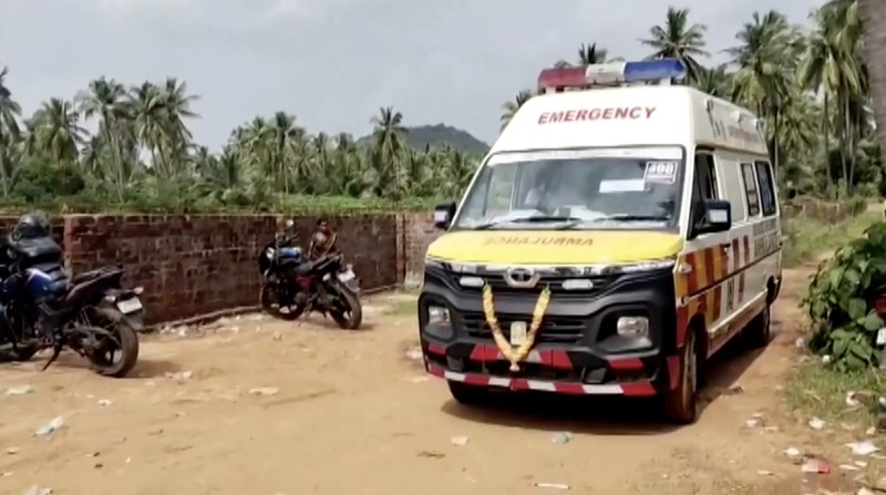 Sedikitnya sembilan orang tewas dan belasan lainnya luka-luka akibat keributan di sebuah kuil di negara bagian Andhra Pradesh, India selatan, pada Sabtu dini hari (1/11/2025). (Tangkapan Layar Video Reuters/ANI)