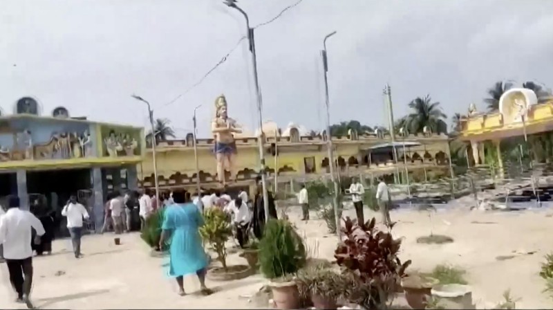 Sedikitnya sembilan orang tewas dan belasan lainnya luka-luka akibat keributan di sebuah kuil di negara bagian Andhra Pradesh, India selatan, pada Sabtu dini hari (1/11/2025). (Tangkapan Layar Video Reuters/ANI)