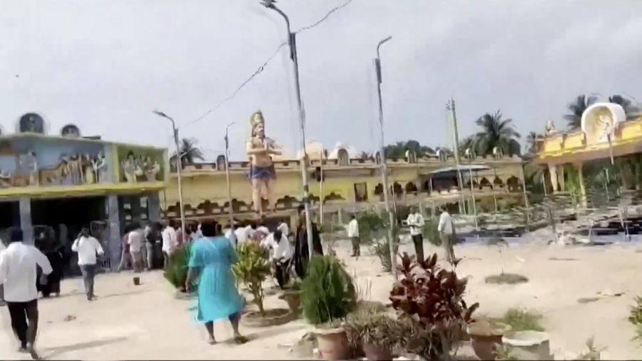 Sedikitnya sembilan orang tewas dan belasan lainnya luka-luka akibat keributan di sebuah kuil di negara bagian Andhra Pradesh, India selatan, pada Sabtu dini hari (1/11/2025). (Tangkapan Layar Video Reuters/ANI)