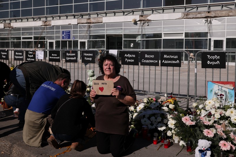 Pemandangan drone menunjukkan orang-orang berdiam diri selama 16 menit di luar stasiun kereta api Novi Sad selama upacara peringatan, pada peringatan pertama runtuhnya kanopi stasiun yang fatal pada November 2024, yang menewaskan 16 orang, memicu tuduhan nasional tentang korupsi dan kelalaian yang meluas, di Novi Sad, Serbia, 1 November 2025. (REUTERS/Marko Djurica)