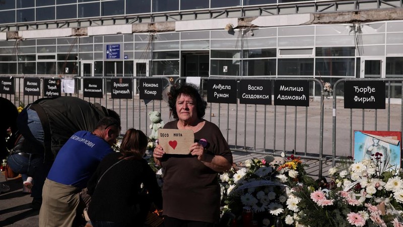 Pemandangan drone menunjukkan orang-orang berdiam diri selama 16 menit di luar stasiun kereta api Novi Sad selama upacara peringatan, pada peringatan pertama runtuhnya kanopi stasiun yang fatal pada November 2024, yang menewaskan 16 orang, memicu tuduhan nasional tentang korupsi dan kelalaian yang meluas, di Novi Sad, Serbia, 1 November 2025. (REUTERS/Marko Djurica)