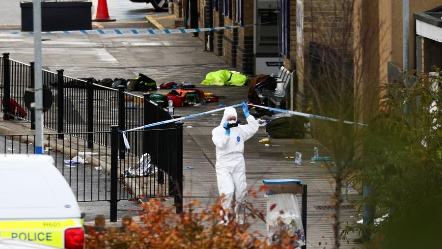Seorang petugas forensik bekerja di tempat kejadian perkara di Stasiun Huntingdon setelah serangkaian penusukan di kereta api, dekat Cambridge, Inggris, 2 November 2025. (REUTERS/Jack Taylor)