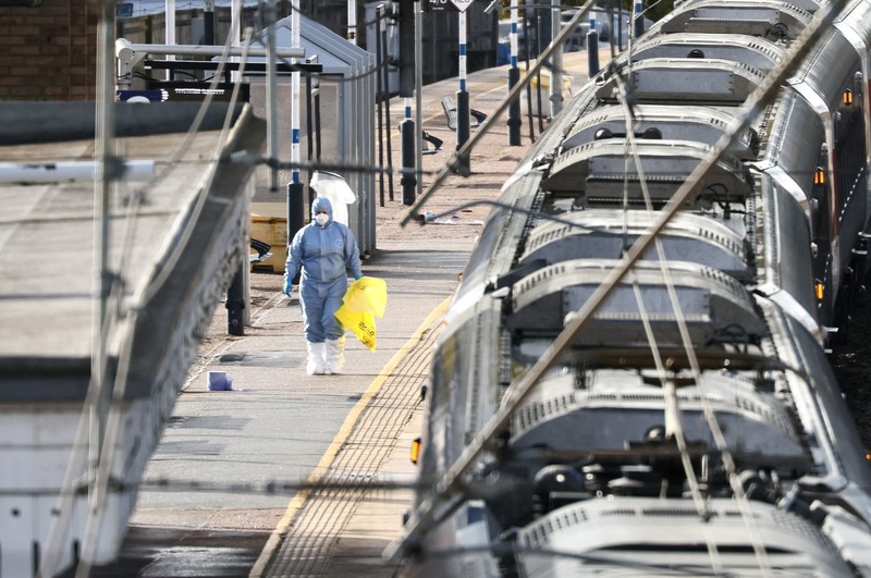 Seorang petugas forensik bekerja di tempat kejadian perkara di Stasiun Huntingdon setelah serangkaian penusukan di kereta api, dekat Cambridge, Inggris, 2 November 2025. (REUTERS/Jack Taylor)
