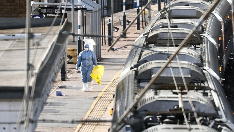 Seorang petugas forensik bekerja di tempat kejadian perkara di Stasiun Huntingdon setelah serangkaian penusukan di kereta api, dekat Cambridge, Inggris, 2 November 2025. (REUTERS/Jack Taylor)