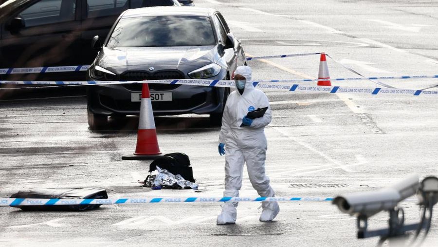 Seorang petugas forensik bekerja di tempat kejadian perkara di Stasiun Huntingdon setelah serangkaian penusukan di kereta api, dekat Cambridge, Inggris, 2 November 2025. (REUTERS/Jack Taylor)