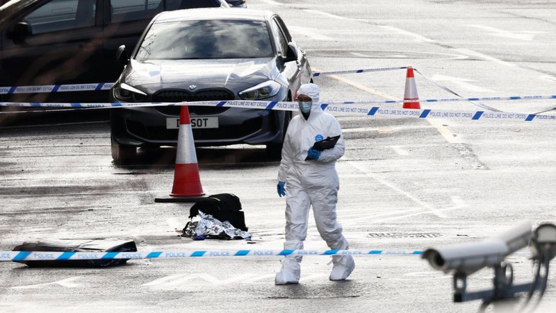 Seorang petugas forensik bekerja di tempat kejadian perkara di Stasiun Huntingdon setelah serangkaian penusukan di kereta api, dekat Cambridge, Inggris, 2 November 2025. (REUTERS/Jack Taylor)