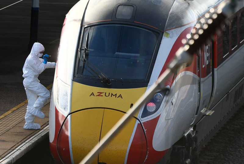 Seorang petugas forensik bekerja di tempat kejadian perkara di Stasiun Huntingdon setelah serangkaian penusukan di kereta api, dekat Cambridge, Inggris, 2 November 2025. (REUTERS/Jack Taylor)