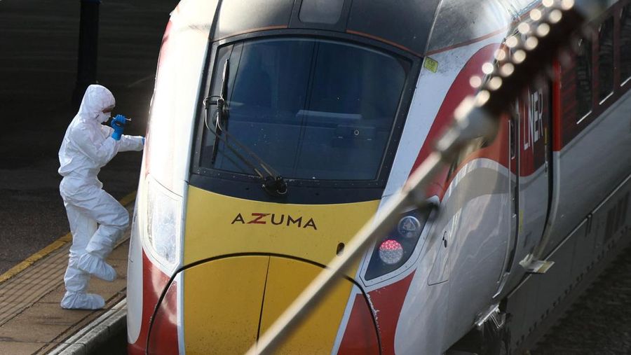 Seorang petugas forensik bekerja di tempat kejadian perkara di Stasiun Huntingdon setelah serangkaian penusukan di kereta api, dekat Cambridge, Inggris, 2 November 2025. (REUTERS/Jack Taylor)