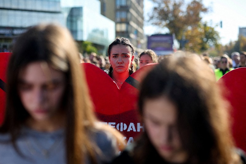 Pemandangan drone menunjukkan orang-orang berdiam diri selama 16 menit di luar stasiun kereta api Novi Sad selama upacara peringatan, pada peringatan pertama runtuhnya kanopi stasiun yang fatal pada November 2024, yang menewaskan 16 orang, memicu tuduhan nasional tentang korupsi dan kelalaian yang meluas, di Novi Sad, Serbia, 1 November 2025. (REUTERS/Marko Djurica)