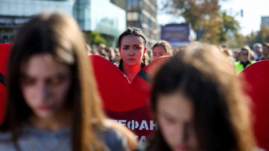 Pemandangan drone menunjukkan orang-orang berdiam diri selama 16 menit di luar stasiun kereta api Novi Sad selama upacara peringatan, pada peringatan pertama runtuhnya kanopi stasiun yang fatal pada November 2024, yang menewaskan 16 orang, memicu tuduhan nasional tentang korupsi dan kelalaian yang meluas, di Novi Sad, Serbia, 1 November 2025. Pemandangan drone menunjukkan orang-orang berdiam diri selama 16 menit di luar stasiun kereta api Novi Sad selama upacara peringatan, pada peringatan pertama runtuhnya kanopi stasiun yang fatal pada November 2024, yang menewaskan 16 orang, memicu tuduhan nasional tentang korupsi dan kelalaian yang meluas, di Novi Sad, Serbia, 1 November 2025. (REUTERS/Marko Djurica)