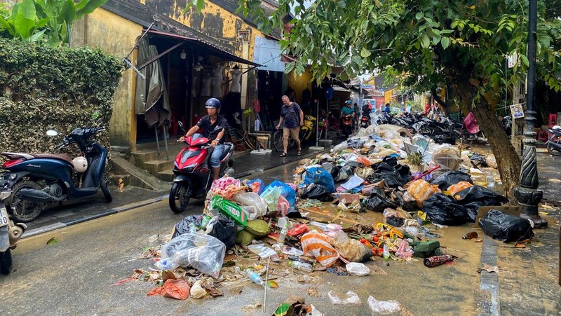 Orang-orang bepergian di jalan setelah banjir di Vietnam tengah yang menewaskan beberapa orang, di Hoi An, Vietnam, 1 November 2025. (REUTERS/Thinh Nguyen)
