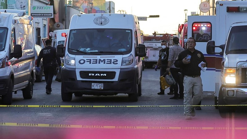 Fasad toko yang rusak akibat kebakaran yang menewaskan banyak orang, di Hermosillo, Meksiko, 1 November 2025. (REUTERS/Stringer)