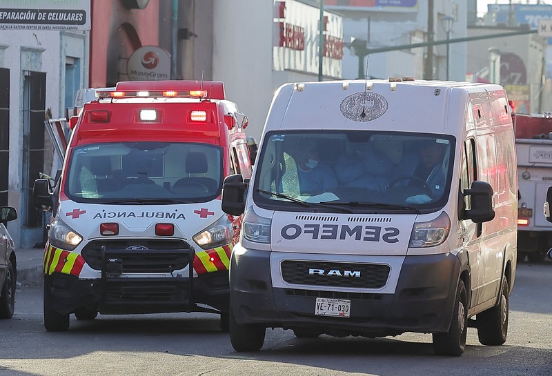 Fasad toko yang rusak akibat kebakaran yang menewaskan banyak orang, di Hermosillo, Meksiko, 1 November 2025. (REUTERS/Stringer)