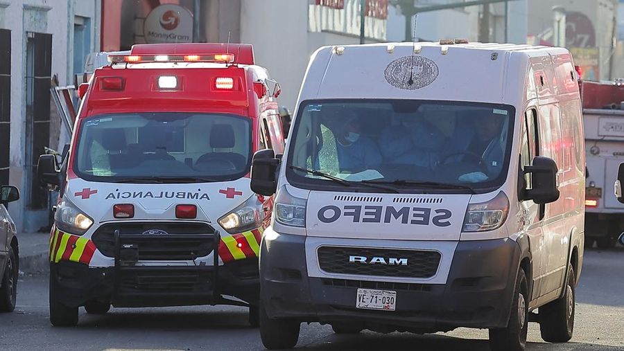 Fasad toko yang rusak akibat kebakaran yang menewaskan banyak orang, di Hermosillo, Meksiko, 1 November 2025. (REUTERS/Stringer)