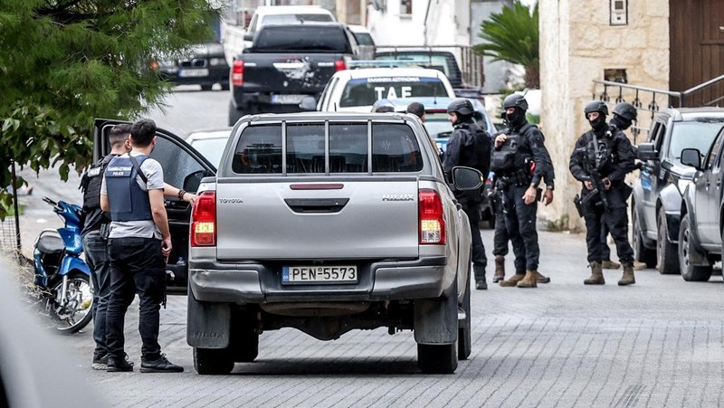 Seorang anggota unit polisi khusus beroperasi menyusul insiden di mana dua orang tewas dan sedikitnya 10 orang terluka dalam penembakan di sebuah desa, dalam apa yang digambarkan oleh seorang pejabat polisi senior sebagai dendam keluarga, di desa Vorizia, pulau Kreta, Yunani, 1 November 2025. (Stefanos Rapanis/Eurokinissi via REUTERS)