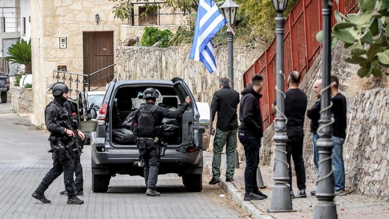 Seorang anggota unit polisi khusus beroperasi menyusul insiden di mana dua orang tewas dan sedikitnya 10 orang terluka dalam penembakan di sebuah desa, dalam apa yang digambarkan oleh seorang pejabat polisi senior sebagai dendam keluarga, di desa Vorizia, pulau Kreta, Yunani, 1 November 2025. (Stefanos Rapanis/Eurokinissi via REUTERS)