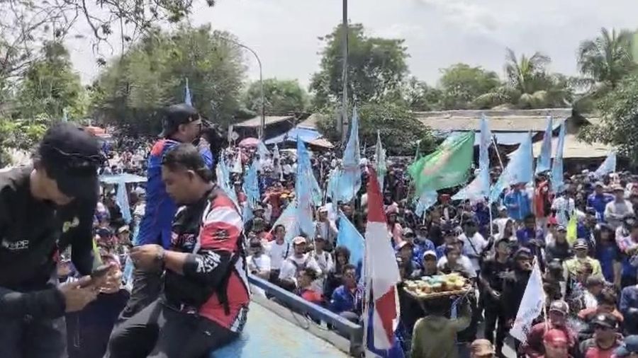 Aksi besar-besaran digelar ribuan buruh yang tergabung dalam Konfederasi Serikat Pekerja Seluruh Indonesia (KSPSI) di pabrik ban Michelin milik PT Multistrada Arah Sarana Tbk, Cikarang, Jawa Barat, Senin (3/11/2025). (Dok. KSPSI)