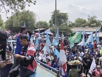 Bos Buruh Bawa Massa 6.000 Orang Geruduk Michelin Teriak Tolak PHK