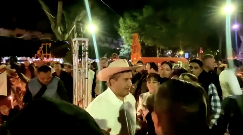Carlos Manzo, wali kota Uruapan dan salah satu dari sedikit politisi independen yang terpilih untuk menjabat di Meksiko, menghadiri festival Hari Orang Mati dengan cahaya lilin di Uruapan, negara bagian Michoacan, Meksiko, sesaat sebelum ia ditembak, yang mengakibatkan kematiannya, 1 November 2025, dalam tangkapan layar ini yang diambil dari video langsung yang disiarkan oleh timnya dan diperoleh dari media sosial. (Carlos Manzo via Facebook/Handout via REUTERS)