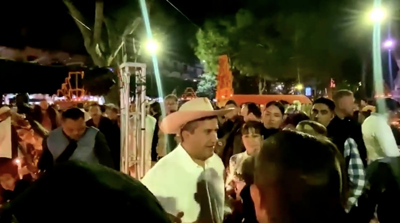 Carlos Manzo, wali kota Uruapan dan salah satu dari sedikit politisi independen yang terpilih untuk menjabat di Meksiko, menghadiri festival Hari Orang Mati dengan cahaya lilin di Uruapan, negara bagian Michoacan, Meksiko, sesaat sebelum ia ditembak, yang mengakibatkan kematiannya, 1 November 2025, dalam tangkapan layar ini yang diambil dari video langsung yang disiarkan oleh timnya dan diperoleh dari media sosial. (Carlos Manzo via Facebook/Handout via REUTERS)
