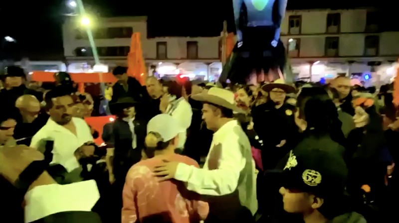 Carlos Manzo, wali kota Uruapan dan salah satu dari sedikit politisi independen yang terpilih untuk menjabat di Meksiko, menghadiri festival Hari Orang Mati dengan cahaya lilin di Uruapan, negara bagian Michoacan, Meksiko, sesaat sebelum ia ditembak, yang mengakibatkan kematiannya, 1 November 2025, dalam tangkapan layar ini yang diambil dari video langsung yang disiarkan oleh timnya dan diperoleh dari media sosial. (Carlos Manzo via Facebook/Handout via REUTERS)