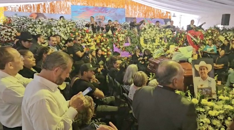 Carlos Manzo, wali kota Uruapan dan salah satu dari sedikit politisi independen yang terpilih untuk menjabat di Meksiko, menghadiri festival Hari Orang Mati dengan cahaya lilin di Uruapan, negara bagian Michoacan, Meksiko, sesaat sebelum ia ditembak, yang mengakibatkan kematiannya, 1 November 2025, dalam tangkapan layar ini yang diambil dari video langsung yang disiarkan oleh timnya dan diperoleh dari media sosial. (Carlos Manzo via Facebook/Handout via REUTERS)