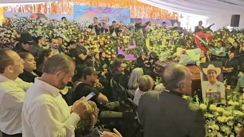 Carlos Manzo, wali kota Uruapan dan salah satu dari sedikit politisi independen yang terpilih untuk menjabat di Meksiko, menghadiri festival Hari Orang Mati dengan cahaya lilin di Uruapan, negara bagian Michoacan, Meksiko, sesaat sebelum ia ditembak, yang mengakibatkan kematiannya, 1 November 2025, dalam tangkapan layar ini yang diambil dari video langsung yang disiarkan oleh timnya dan diperoleh dari media sosial. (Carlos Manzo via Facebook/Handout via REUTERS)