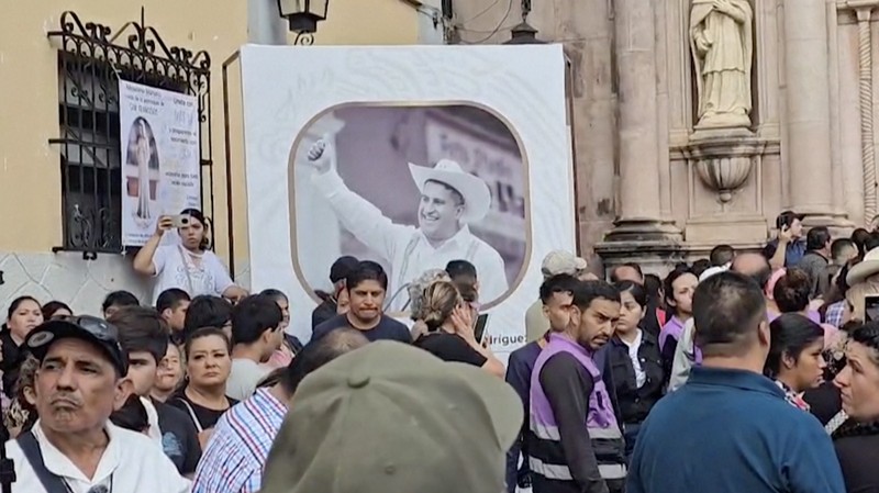 Carlos Manzo, wali kota Uruapan dan salah satu dari sedikit politisi independen yang terpilih untuk menjabat di Meksiko, menghadiri festival Hari Orang Mati dengan cahaya lilin di Uruapan, negara bagian Michoacan, Meksiko, sesaat sebelum ia ditembak, yang mengakibatkan kematiannya, 1 November 2025, dalam tangkapan layar ini yang diambil dari video langsung yang disiarkan oleh timnya dan diperoleh dari media sosial. (Carlos Manzo via Facebook/Handout via REUTERS)