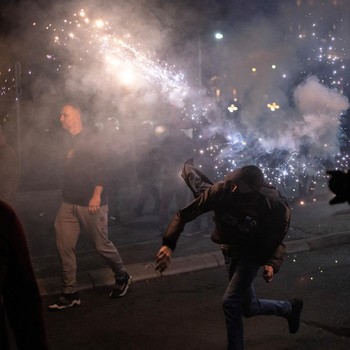 Chaos! Ratusan Orang Bentrok di Depan Parlemen, Tuntut Stasiun Ambruk