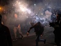 Chaos! Ratusan Orang Bentrok di Depan Parlemen, Tuntut Stasiun Ambruk