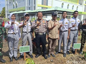 Ditlantas Polda Riau Tanam Pohon di SMK Taruna Satria, Libatkan Siswa-Alumni