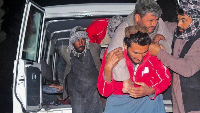 Gempa bumi dahsyat mengguncang Afghanistan utara, menewaskan lebih dari lebih dari 20 orang, melukai ratusan orang, Senin (3/11/2025). (REUTERS/Stringer)
