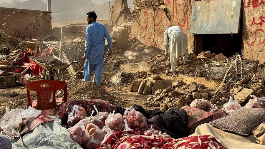 Gempa bumi dahsyat mengguncang Afghanistan utara, menewaskan lebih dari lebih dari 20 orang, melukai ratusan orang, Senin (3/11/2025). (REUTERS/Stringer)