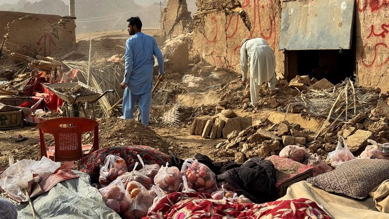 Gempa bumi dahsyat mengguncang Afghanistan utara, menewaskan lebih dari lebih dari 20 orang, melukai ratusan orang, Senin (3/11/2025). (REUTERS/Stringer)