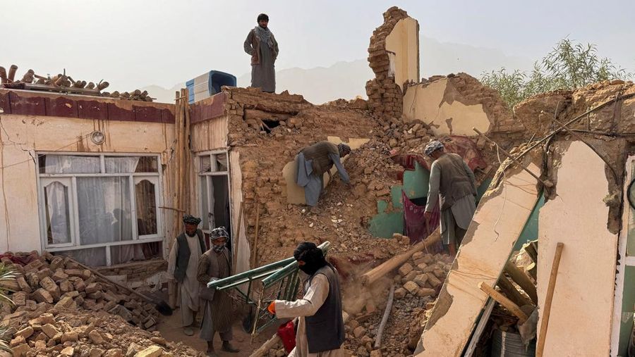 Gempa bumi dahsyat mengguncang Afghanistan utara, menewaskan lebih dari lebih dari 20 orang, melukai ratusan orang, Senin (3/11/2025). (REUTERS/Stringer)
