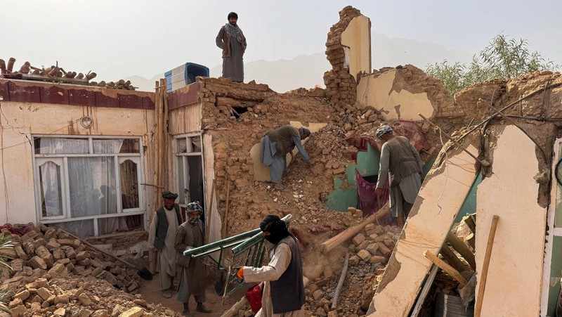 Gempa bumi dahsyat mengguncang Afghanistan utara, menewaskan lebih dari lebih dari 20 orang, melukai ratusan orang, Senin (3/11/2025). (REUTERS/Stringer)