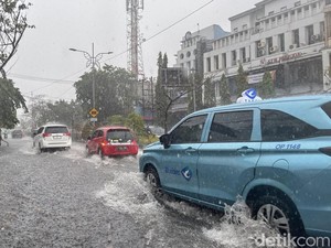 Hujan Deras Guyur Surabaya Siang Ini, Ahmad Yani hingga Ngagel Tergenang